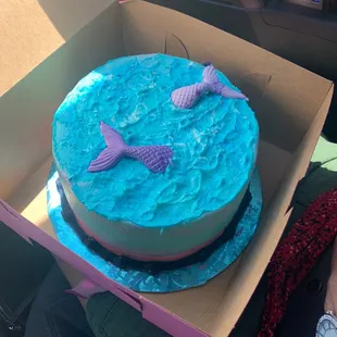 You call this a "Mermaid" cake????piping isn't connected. HUGELY DISAPPOINTING!!!!!