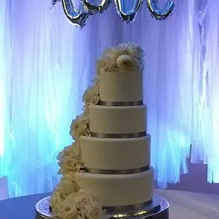 Wedding cake in fondant with fresh flowers.