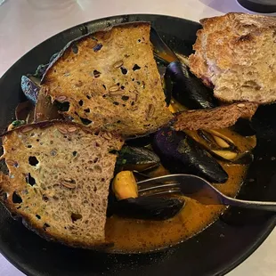 Brothy Banger Mussels