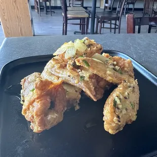 Chicken wings with butter and garlic