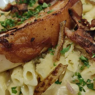 Crispy pork belly Mac and cheese