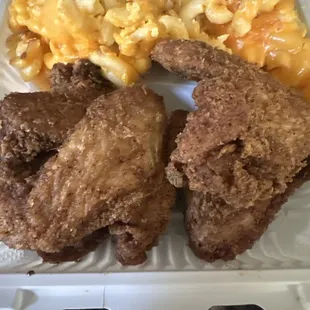 Wings with Macaroni and Cheese