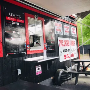 the outside of the restaurant