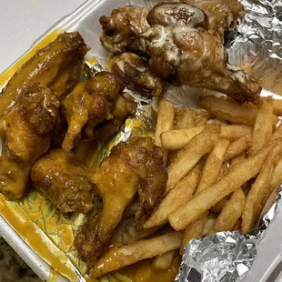 (L) Lewey Sauce -good (R) Cajun Ranch- really doesn't have much flavor and too runny