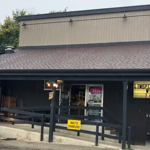 Lewis Pizza &amp; Liquor Ida, Mi