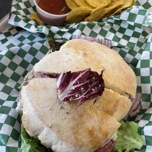 Classic sandwich with chip and salsa