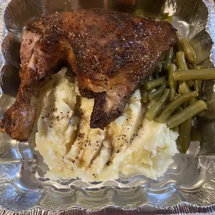 Pollo horneado con puré d papa i vegetal