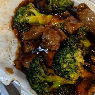 Beef and broccoli with white rice
