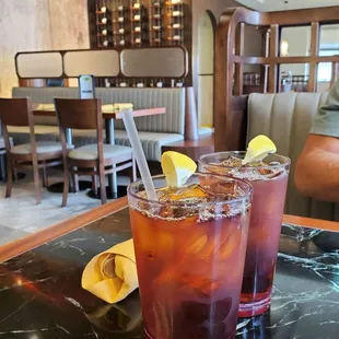 Unsweet iced tea with lemon