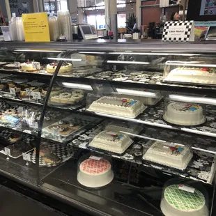 They sell ukrop's cakes!