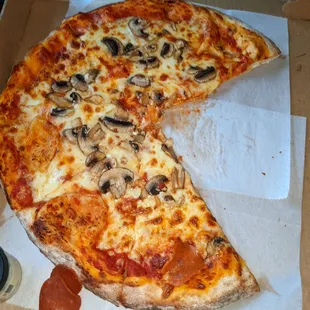 Lunch pizza special w mushrooms