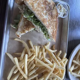 Brunch spécial: turkey, brie and green apple on house made toasted bread