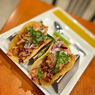 Dos tacos with jackfruit.