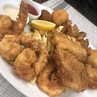 Swamii's Deluxe Seafood Fry Platter