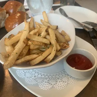 Crispy French Fries, Sea Salt, Cracked Pepper