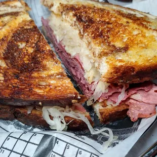 a corned beef sandwich cut in half