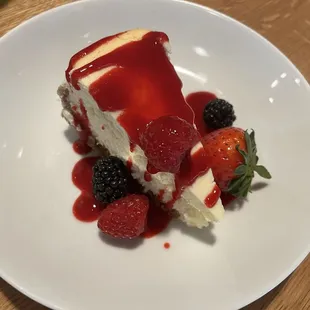 CHEESECAKE with raspberry coulis and fresh berries