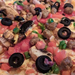Combo pizza.... Fresh veggies with pepperoni and Italian sausage!