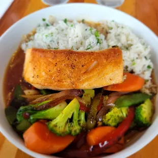 Vegetable stir-fry with salmon