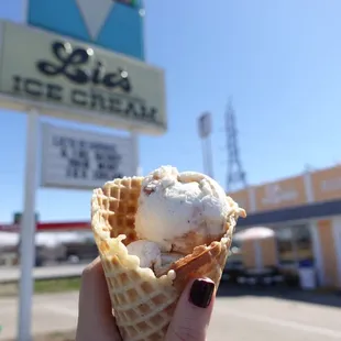 a hand holding an ice cream cone