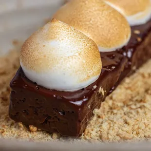 CHOCOLATE HONEY TRUFFLE / marshmallow / graham cracker