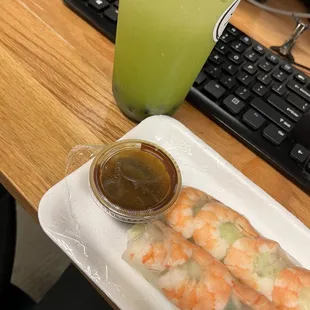 Shrimp spring rolls and green Thai milk tea