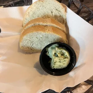 House bread and butter. OMG was quite tasty. Yummy garlic butter that I put onto the pizza. YUMMY!!
