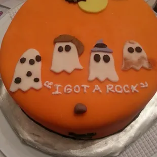 Peanuts-inspired Halloween Cake!