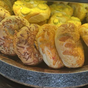 Jalapeño, pizza, pesto bagel