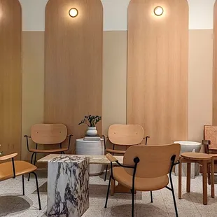 Gorgeous decoration, clean space, plenty of seating for everyone to spread out.