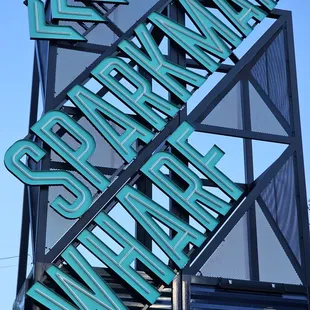 the sign for the restaurant