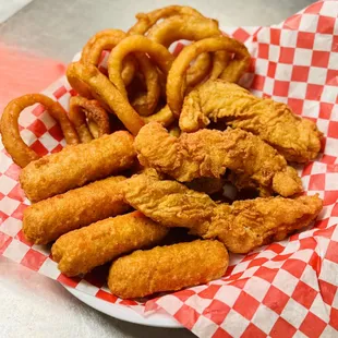 food, chicken wings and fried chicken