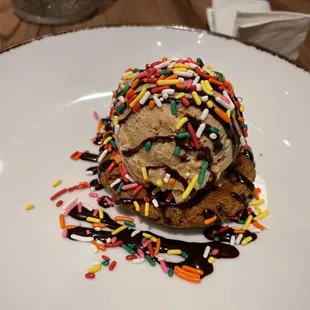 Chocolate chip cookie with caramel ice cream