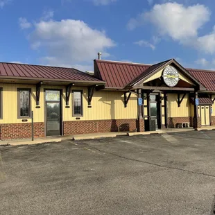 the outside of a restaurant