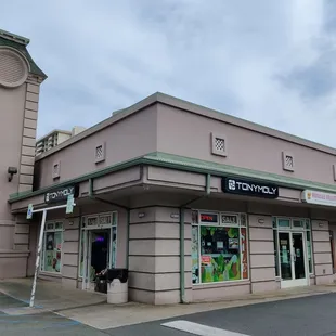 The shops along Ke'eaumoku Street