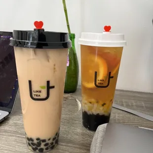 two cups of iced tea and a laptop