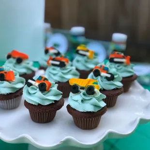 cupcakes decorated like trucks