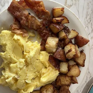 Scrambled eggs, bacon, and home fries