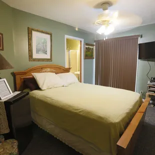 Blue Bell Queen spa room