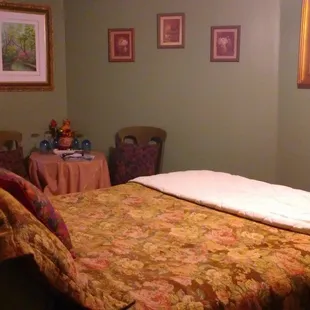 Blue Bell Queen spa room