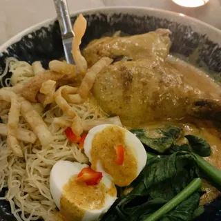 Spicy Chicken Leg Chiang May Noodles