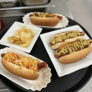 Kettle chips,Tom Tom (pineapple salsa+sriracha kick), 2 dog w beef chili &amp;spicy mustard), the Kelly (spicy Asian slaw)