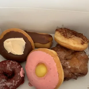 Buckeye, red velvet, strawberry lemonade, cream stick, apple fritter and maple bacon donuts. There were 2 donut holes for the pups too!