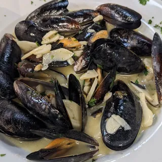 Mussels with White Wine Lemon Butter Sauce