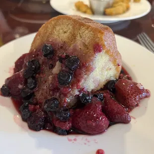 Butter cake with berry compote