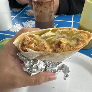 Chorizo, huevo, papa, frijoles, queso burrito.