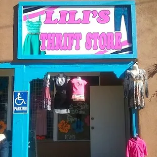 Plenty of parking in front of Lili&apos;s Thrift Store on 325 Paseo del Pueblo Sur