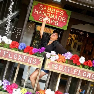 I love the front entry with all the pretty flowers