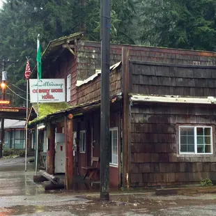 Lilliwaup Country Store &amp; Motel