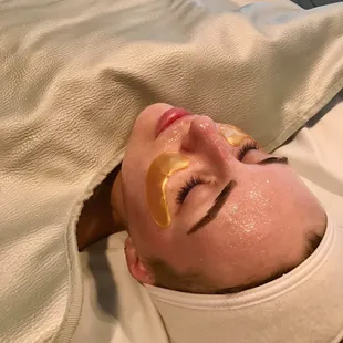 Got a mini facial while the infrared blanket treated my body!